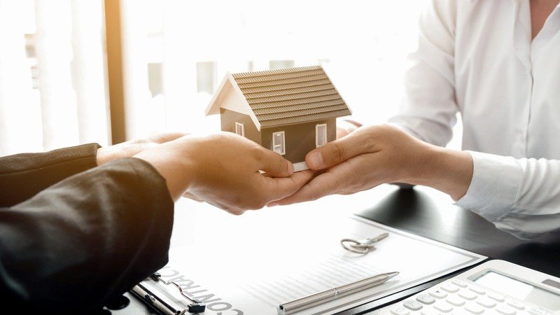 Remise de clés lors d'une transaction immobilière.