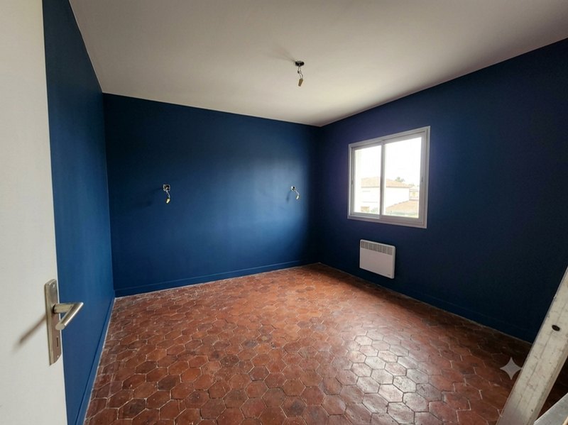La chambre avant travaux : mur bleu foncé et tomettes anciennes.